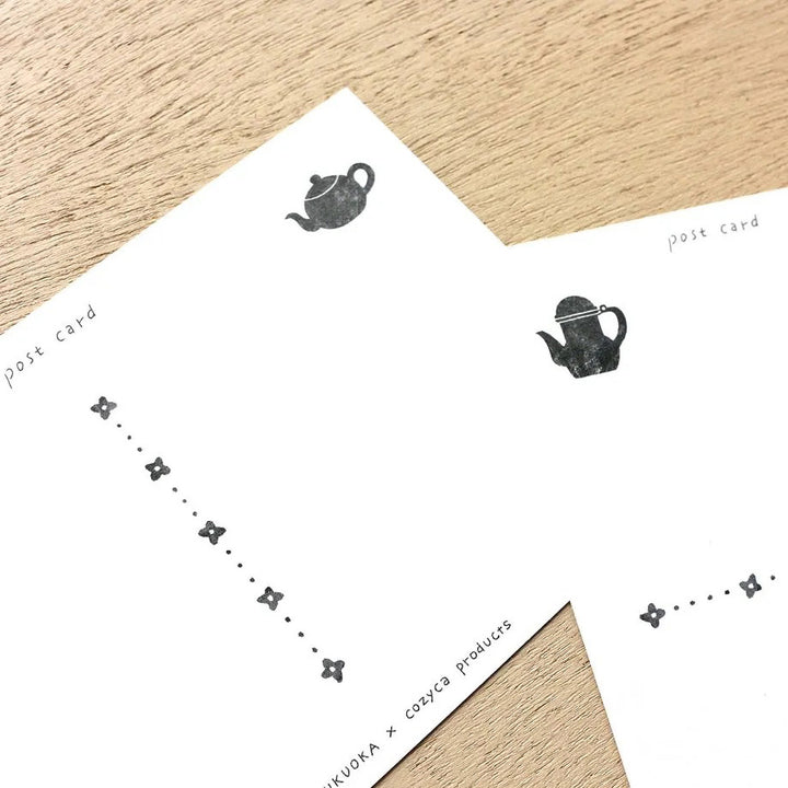 photo packshot du détail du verso des cartes du bloc de cartes postales de 10 cartes et 5 motifs « tea time » par Mariko Fukuoka pour Cozyca Products