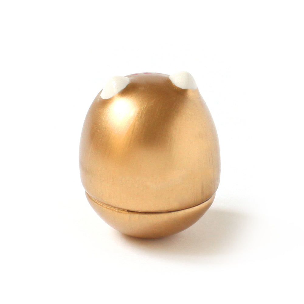 photo packshot de dos d'un culbuto japonais (ou kororin) en céramique en forme de daruma chat doré