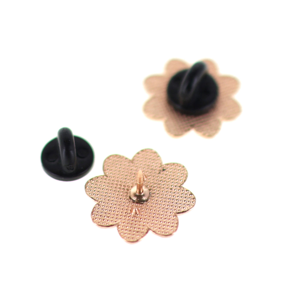 photo packshot du dos des pin's en forme de marguerites