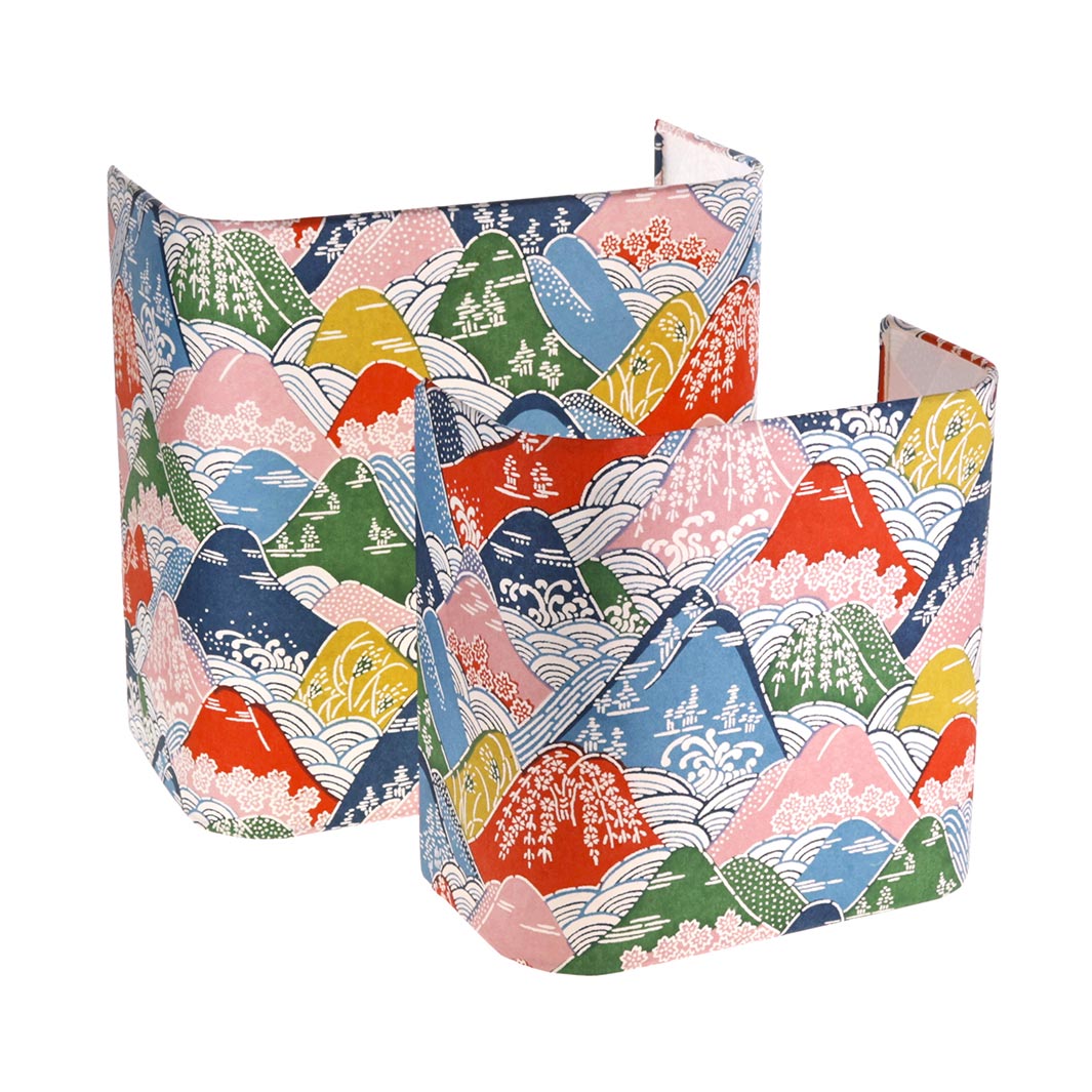 photo packshot de face du duo d'appliques murales japonaises (petits et grands modèles) aux motifs de montagnes et de rivières dans les tons rouges, verts, bleus, jaunes et roses (M969) adeline klam