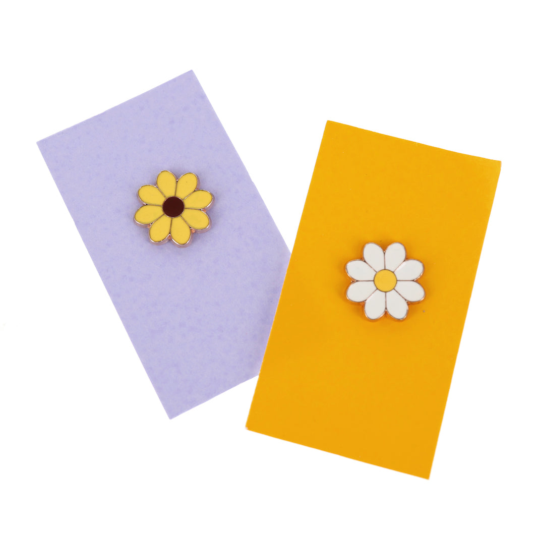 photo packshot du duo de pin's en forme de marguerites blanches et jaunes