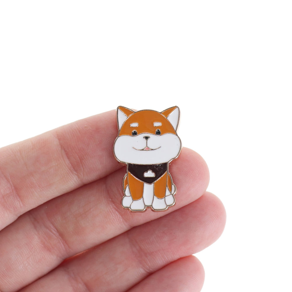 photo packshot d'échelle de taille du pin's en forme de chien shiba inu assis roux et blanc