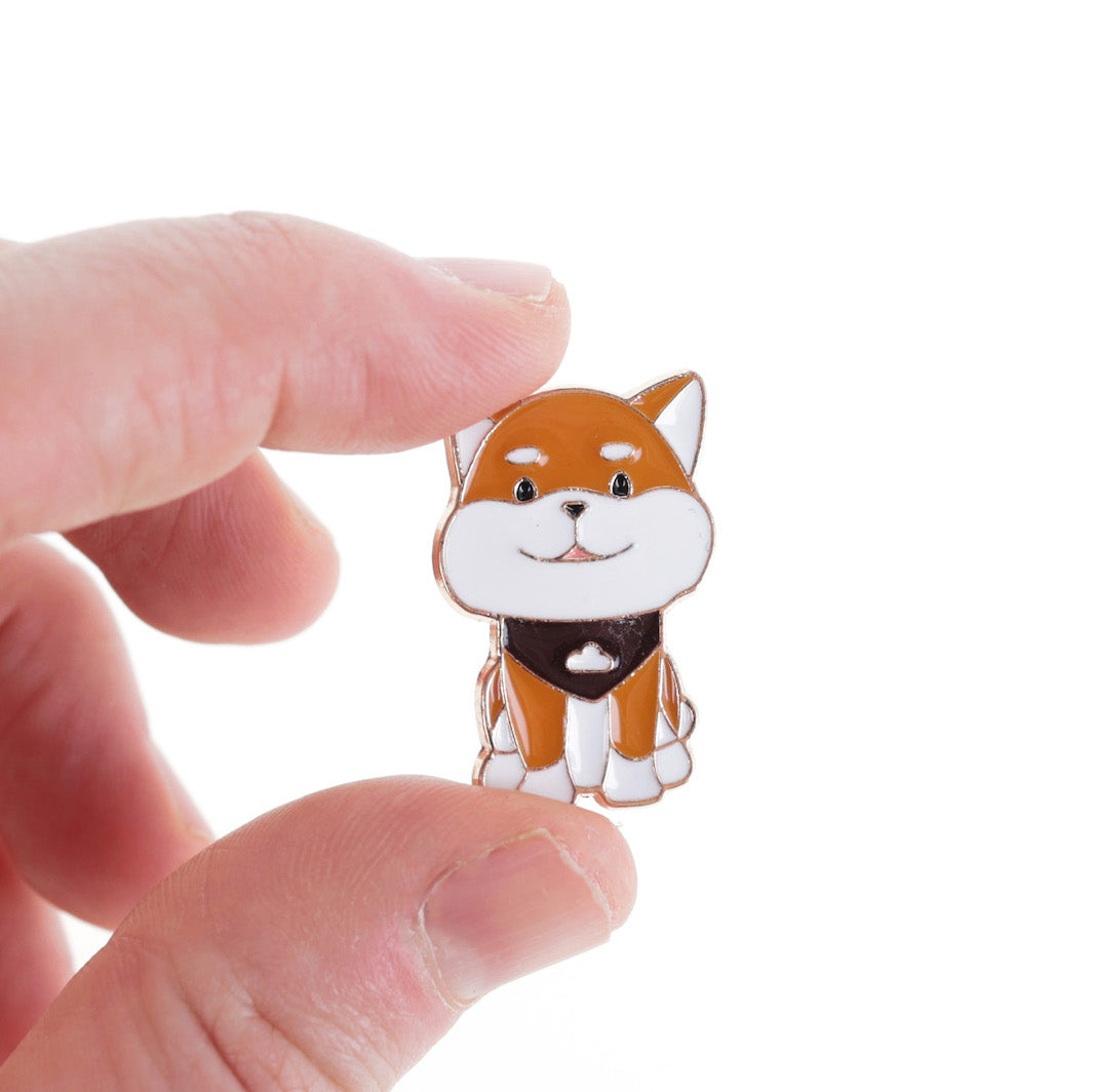 photo packshot d'échelle de taille du pin's en forme de chien shiba inu assis roux et blanc