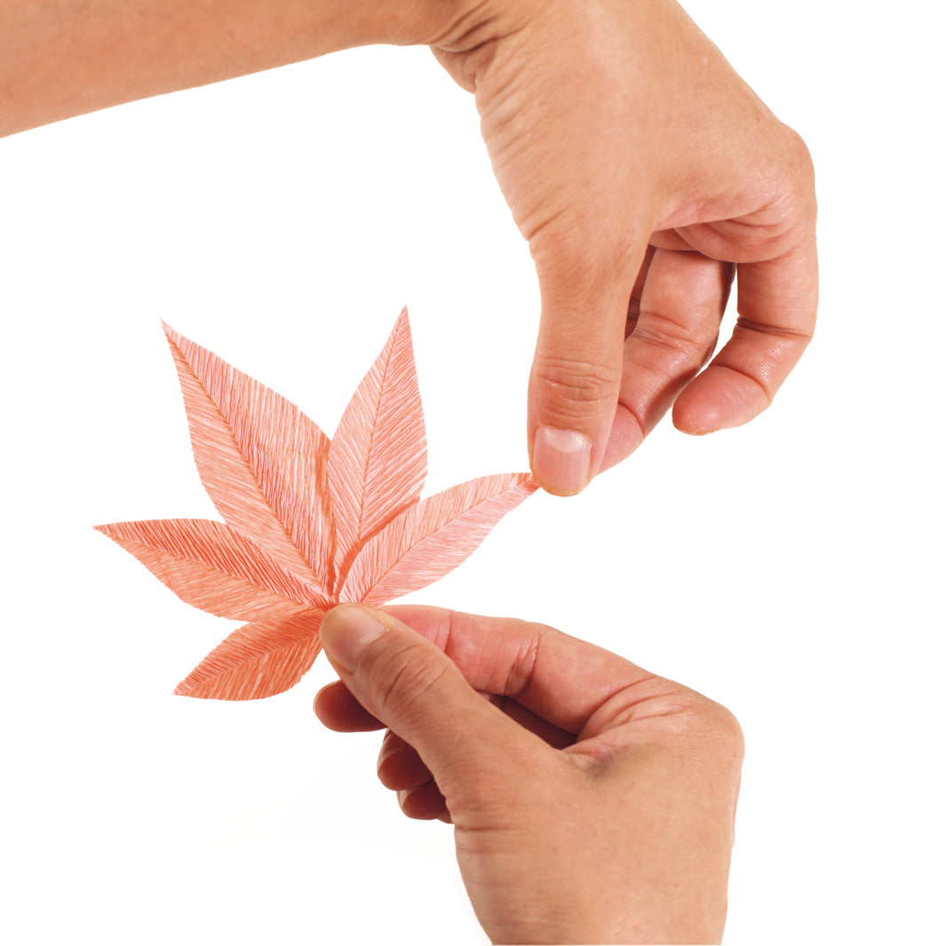 photo packshot de l'étape de mise en forme d'une feuille d'érable du kit 3 branchages de feuilles d'érable en crépon dans les tons rose pourpre, jaune moyen, vert foncé « kyoto » adeline klam