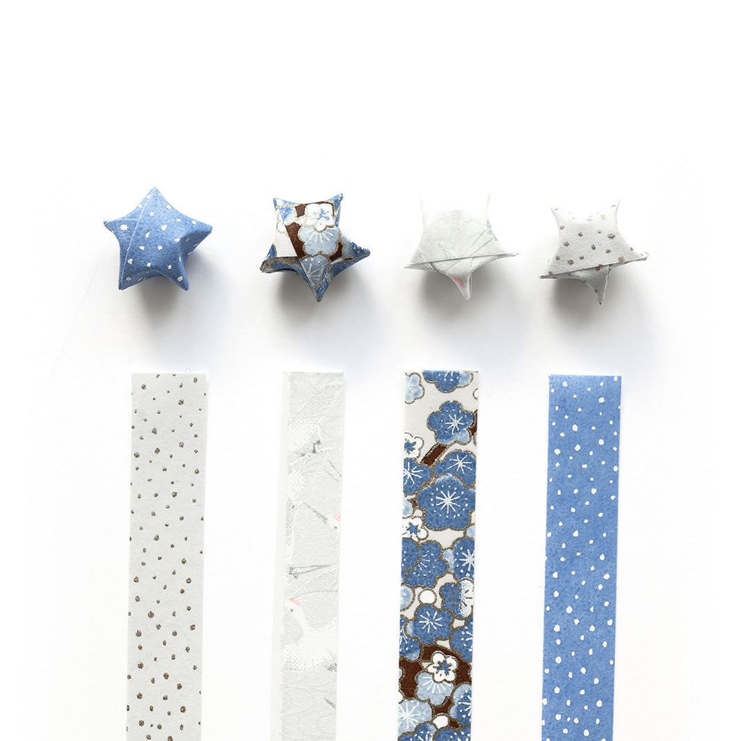 photo packshot des étoiles montées et des bandelettes de papiers japonais du kit étoiles en origami dans les tons bleu gris, blanc nacré et gris perle « glacier » adeline klam