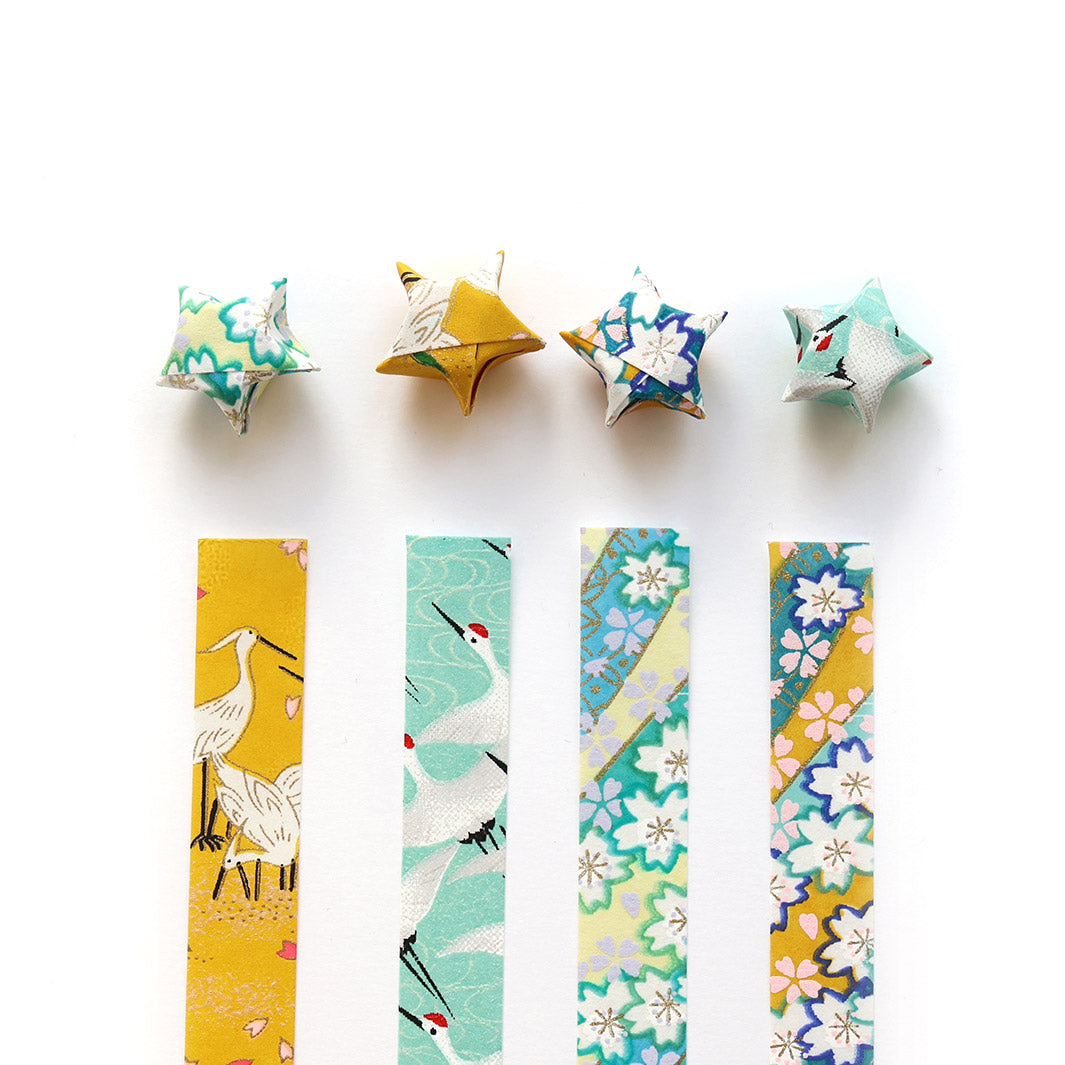 photo packshot des étoiles montées et des bandelettes de papiers japonais du kit étoiles en origami dans les tons jaune moutarde, vert d'eau et bleu canatd « vahiné » adeline klam