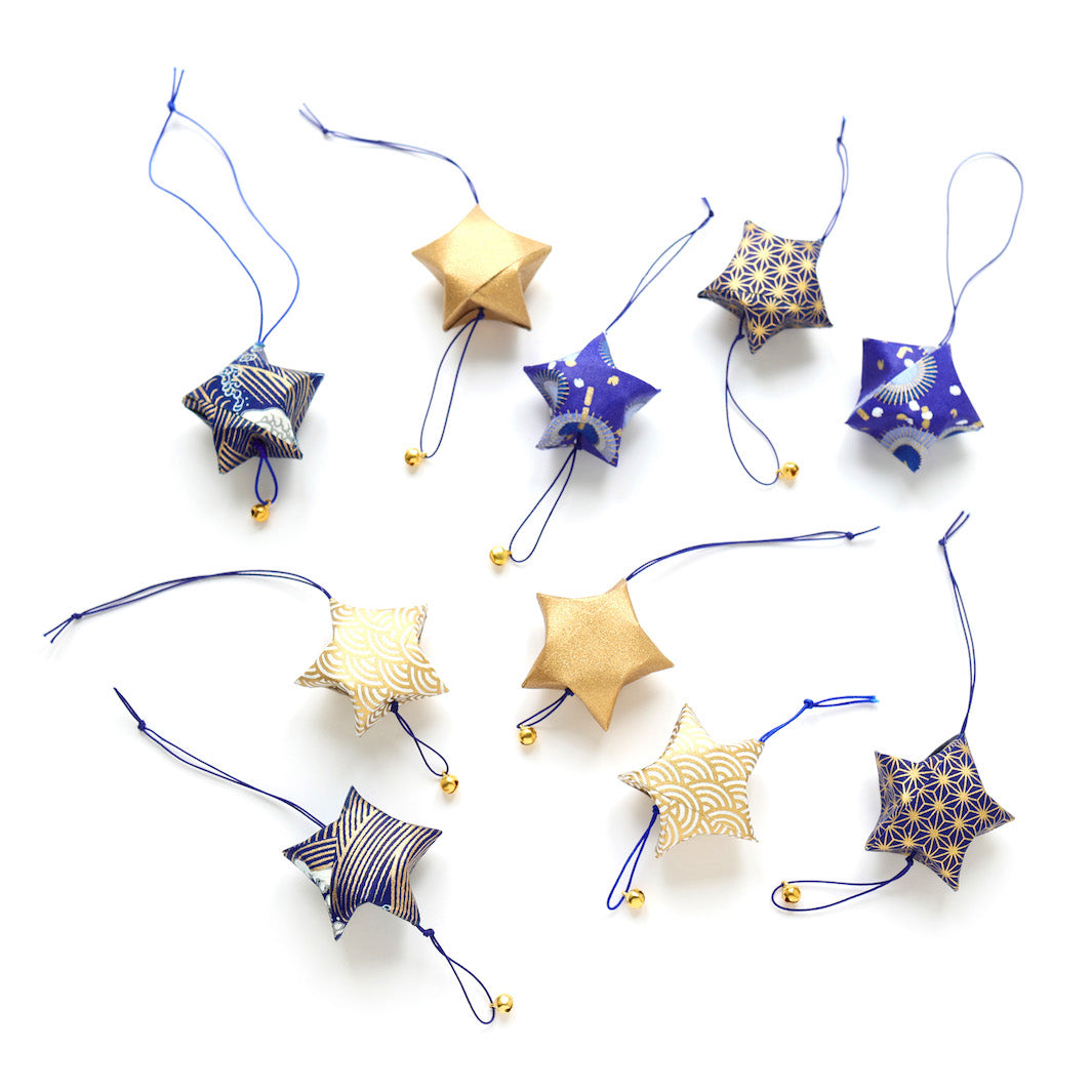 photo packshot des étoiles montées du kit étoiles à suspendre dans les tons bleu nuit, blancs et doré « céleste » adeline klam