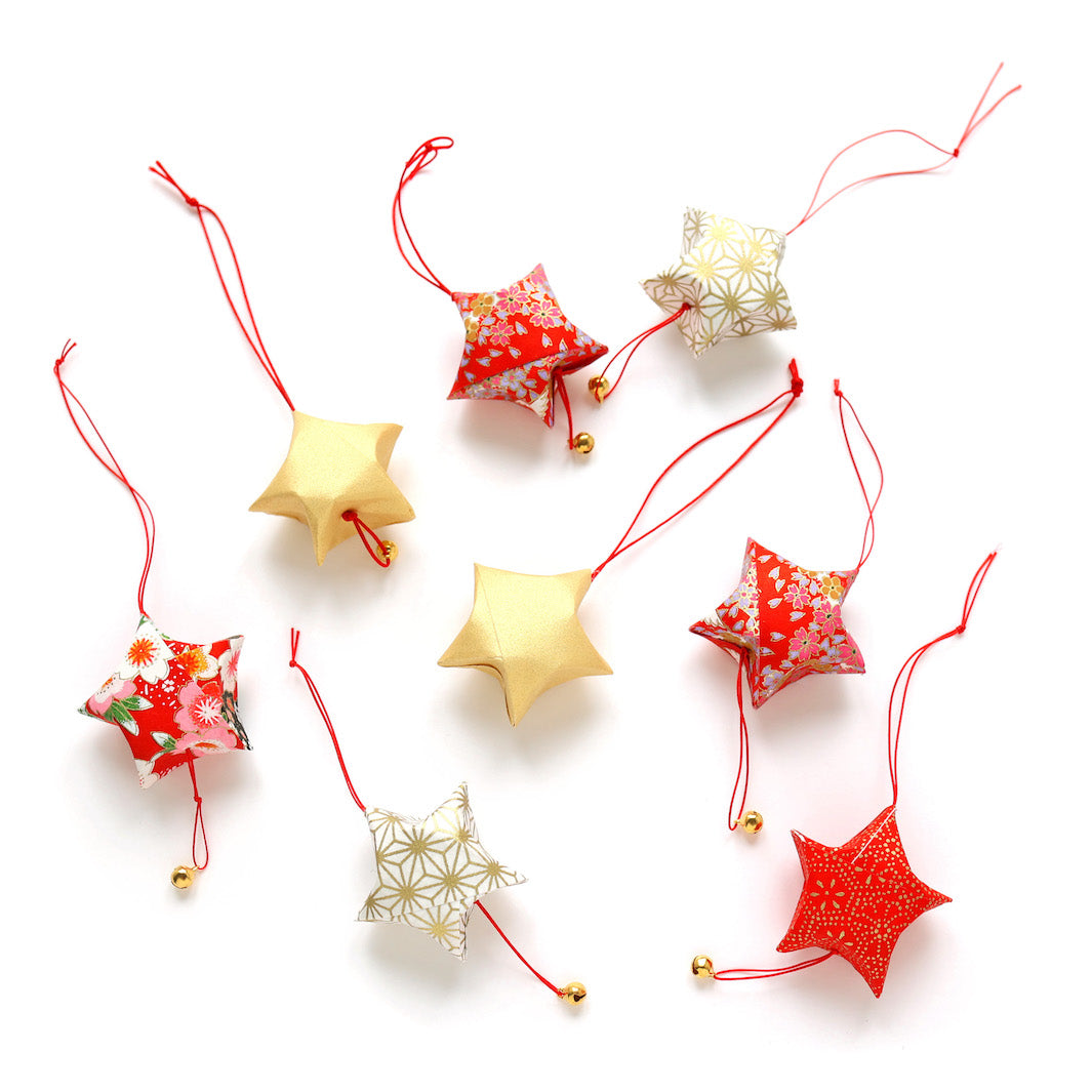 photo packshot des étoiles montées du kit étoiles à suspendre dans les tons rouge orange, blancs et doré « rubis » adeline klam