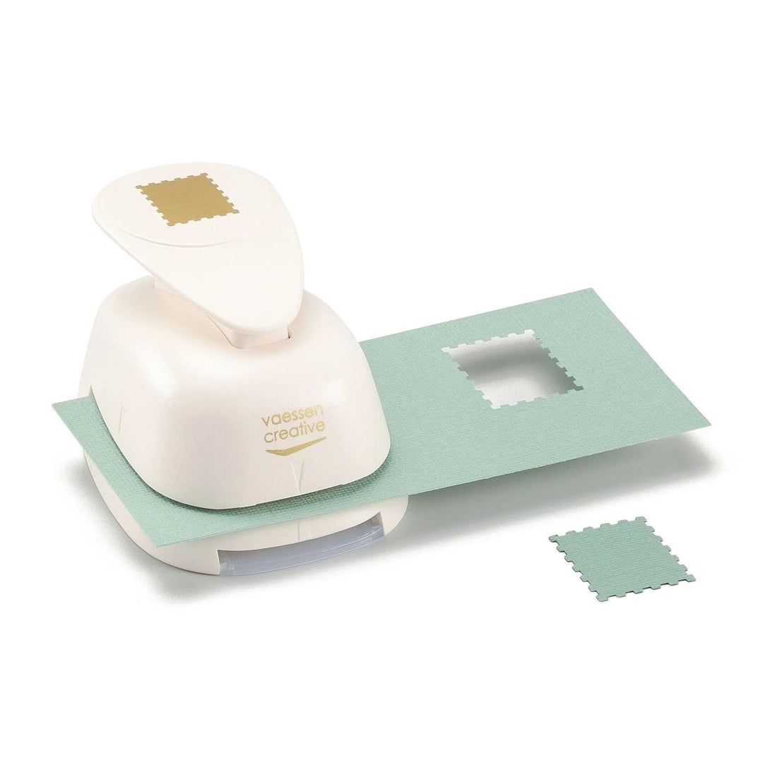 photo packshot d'un exemple de découpe de la perforatrice timbre de 29 par 25mm vaessen creative