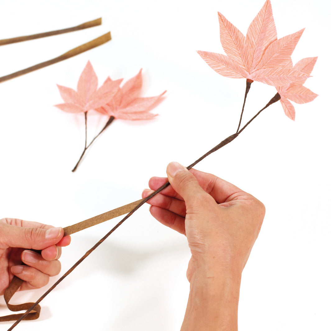 photo packshot d'un exemple d'utilisation des tiges épaisses pour la fabrication de branches d'érable en papier crépon adeline klam