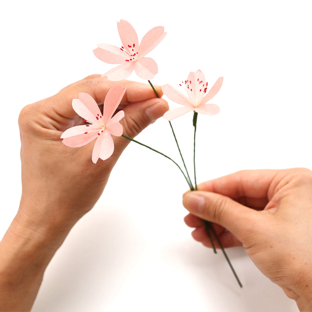 photo packshot d'un exemple d'utilisation des tiges fines pour la fabrication de fleurs de cerisier en papier japonais adeline klam