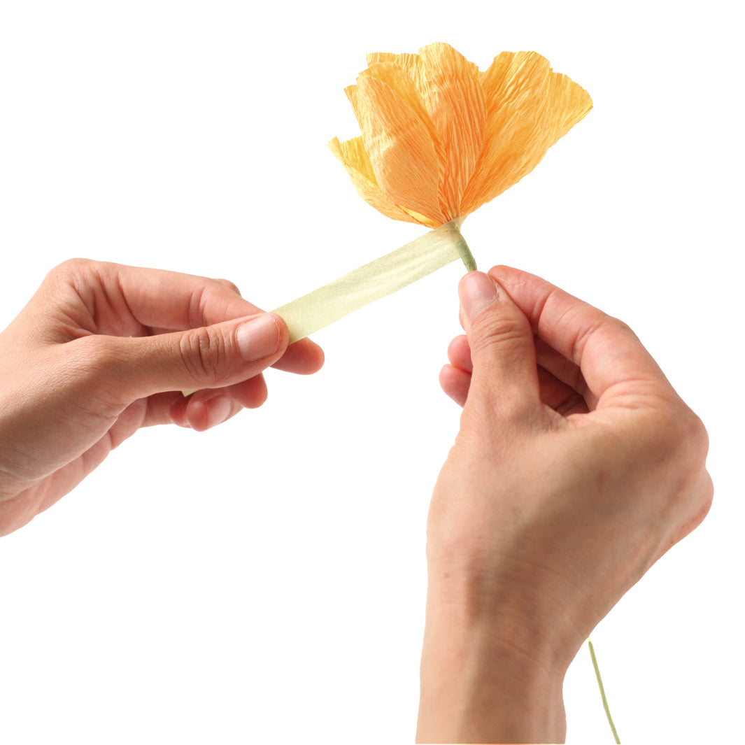 photo packshot d'un exemple d'utilisation des tiges fines pour la fabrication de fleurs variées en papier crépon adeline klam