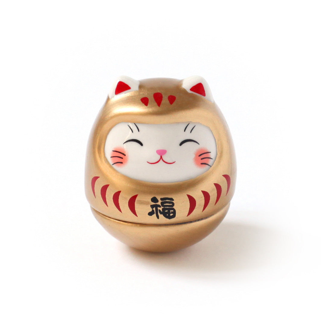 photo packshot de face d'un culbuto japonais (ou kororin) en céramique en forme de daruma chat doré