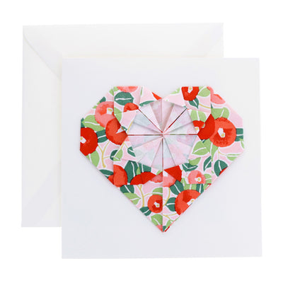photo packshot de face de la grande carte carrée avec un cœur en origami aux motifs de camélias dans les tons rouges, roses et verts (M722) adeline klam