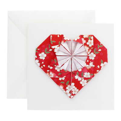 photo packshot de face de la grande carte carrée avec un cœur en origami aux motifs de fleurs de cerisier dans les tons rouge carmin et blanc crème (M885) adeline klam