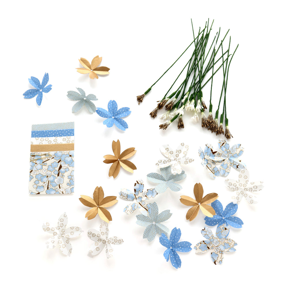 photo packshot des fleurs fabriquées du kit bouquet de fleurs de cerisier dans les tons bleu ciel, dorés et blanc crème « neige » adeline klam