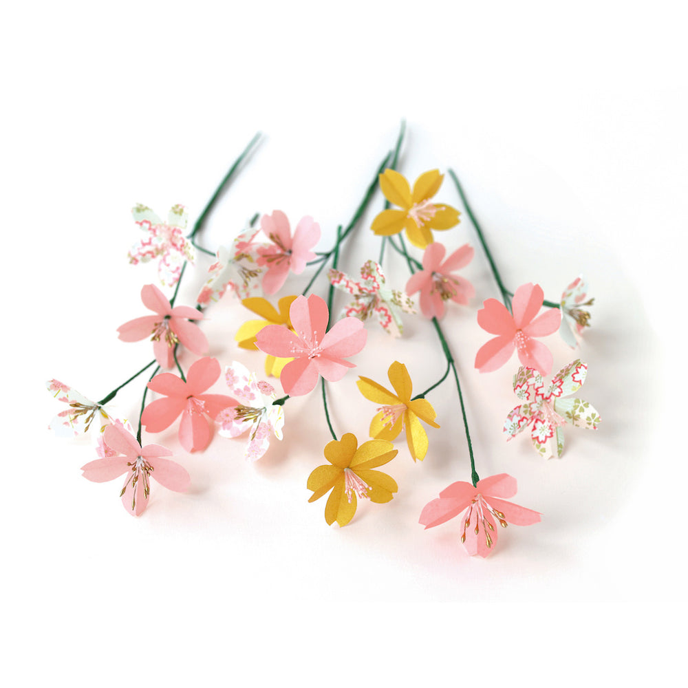 photo packshot des fleurs montées du kit fleurs de cerisier rose clair, blanc cassé et or jaune « dragée » adeline klam