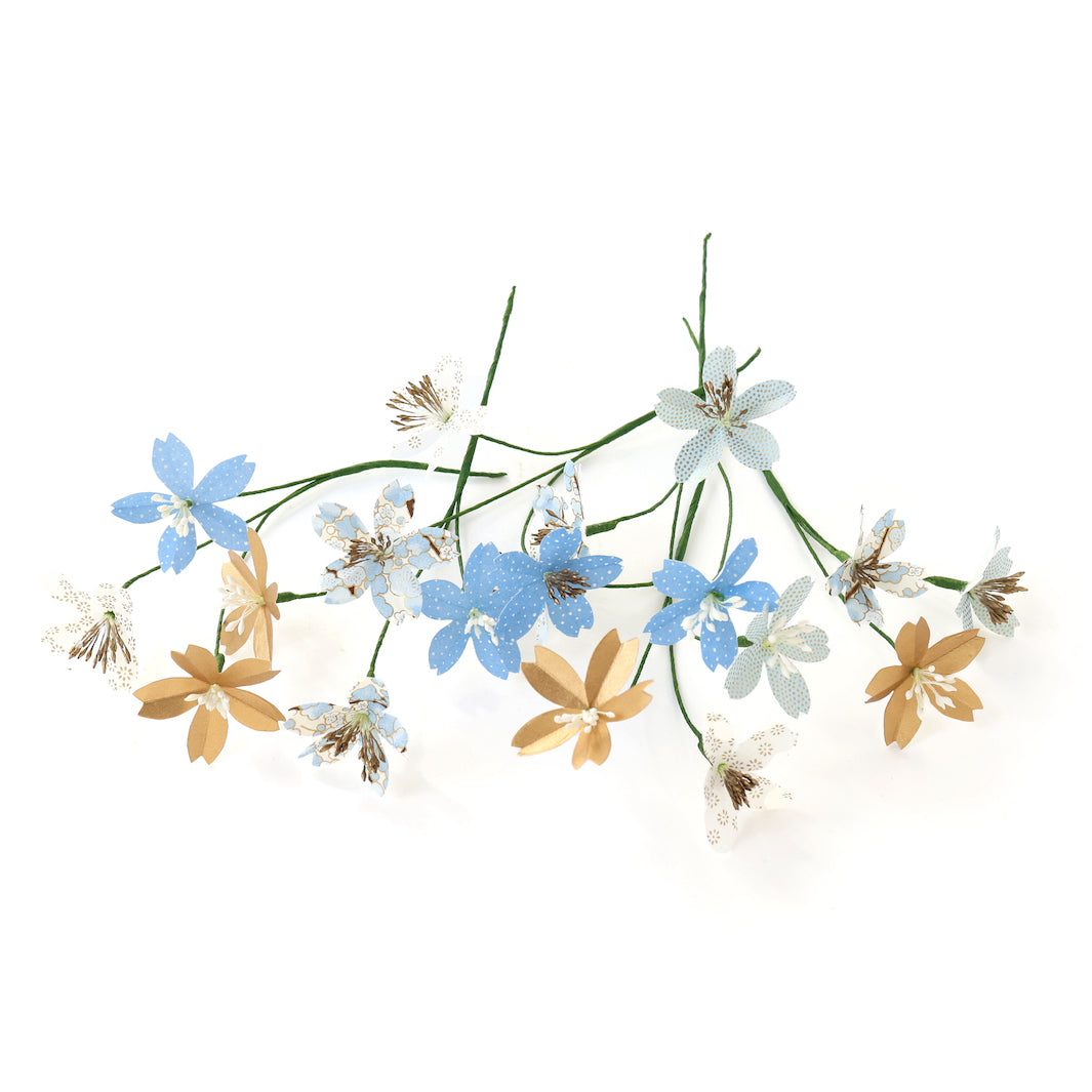 photo packshot des fleurs montées et posées à plat du kit bouquet de fleurs de cerisier dans les tons bleu ciel, dorés et blanc crème « neige » adeline klam