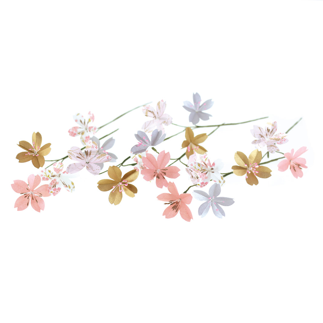 photo packshot des fleurs montées posées à plat du kit bouquet de fleurs de cerisier en papier japonais rose, blanc, argenté et doré « sakura » adeline klam