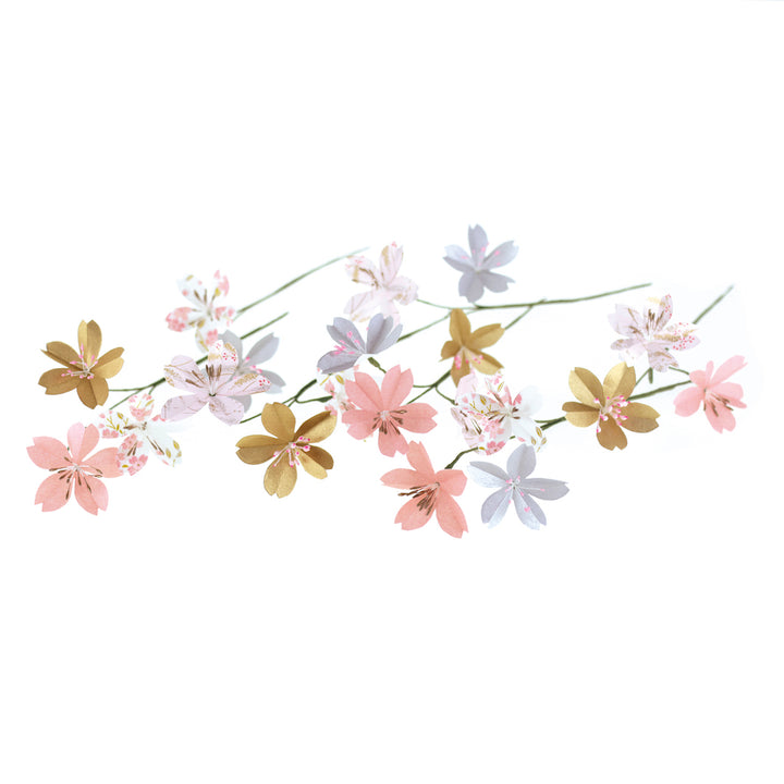 photo packshot des fleurs montées posées à plat du kit bouquet de fleurs de cerisier en papier japonais rose, blanc, argenté et doré « sakura » adeline klam