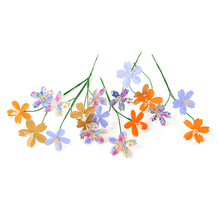 photo packshot des fleurs montées et posées à plat du kit bouquet de fleurs de cerisier dans les tons violet lilas, dorés et orange fluo « baya » adeline klam