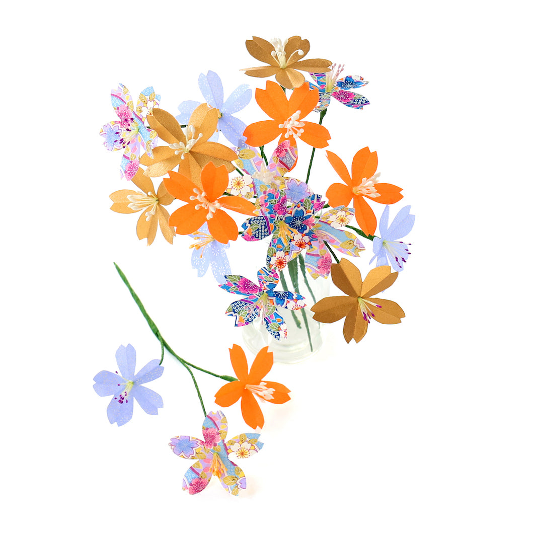 photo packshot des fleurs montées en vase du kit bouquet de fleurs de cerisier dans les tons violet lilas, dorés et orange fluo « baya » adeline klam
