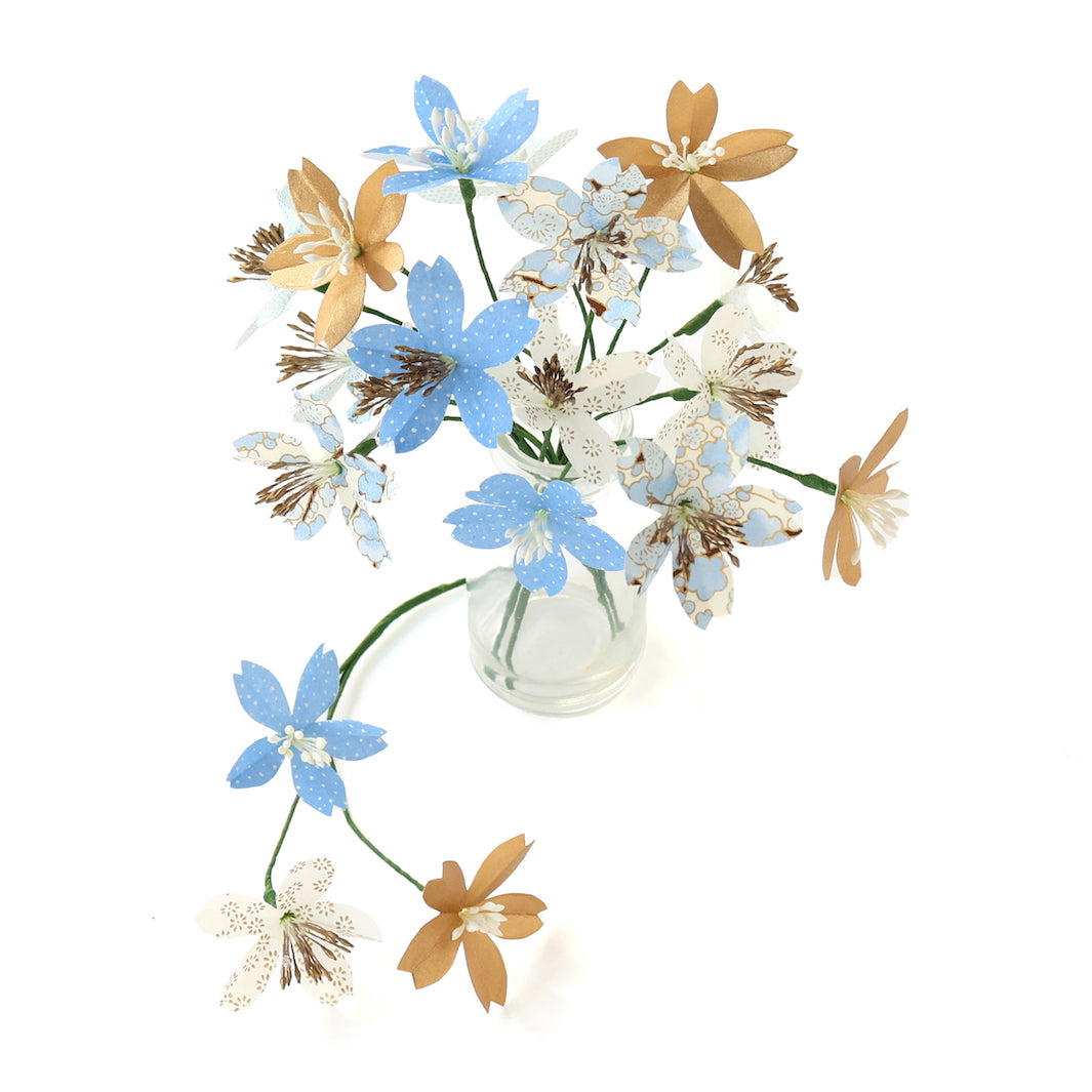photo packshot des fleurs montées en vase du kit bouquet de fleurs de cerisier dans les tons bleu ciel, dorés et blanc crème « neige » adeline klam