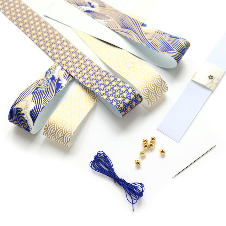 photo packshot des fournitures du kit étoiles à suspendre dans les tons bleu nuit, blancs et doré « céleste » adeline klam