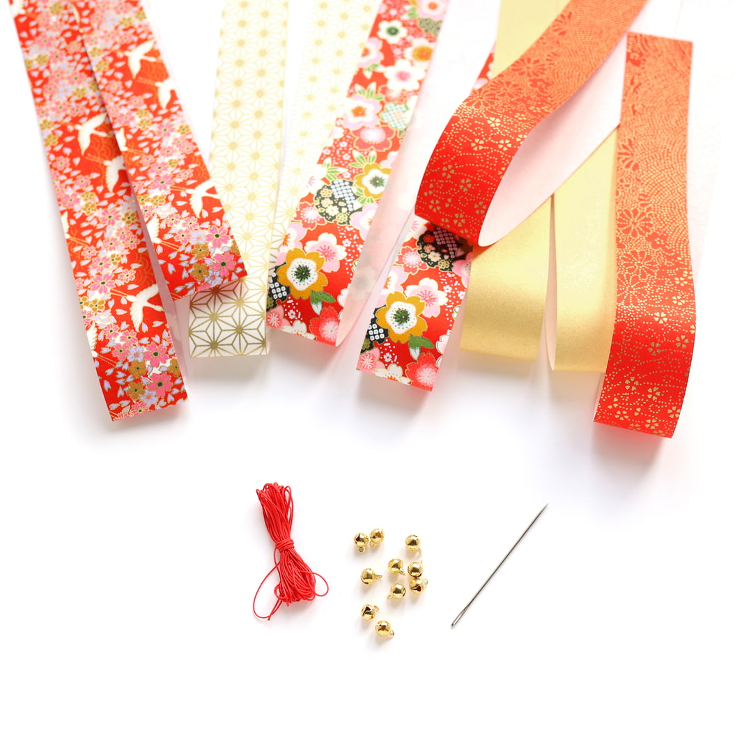 photo packshot des fournitures du kit étoiles à suspendre dans les tons rouge orange, blancs et doré « rubis » adeline klam