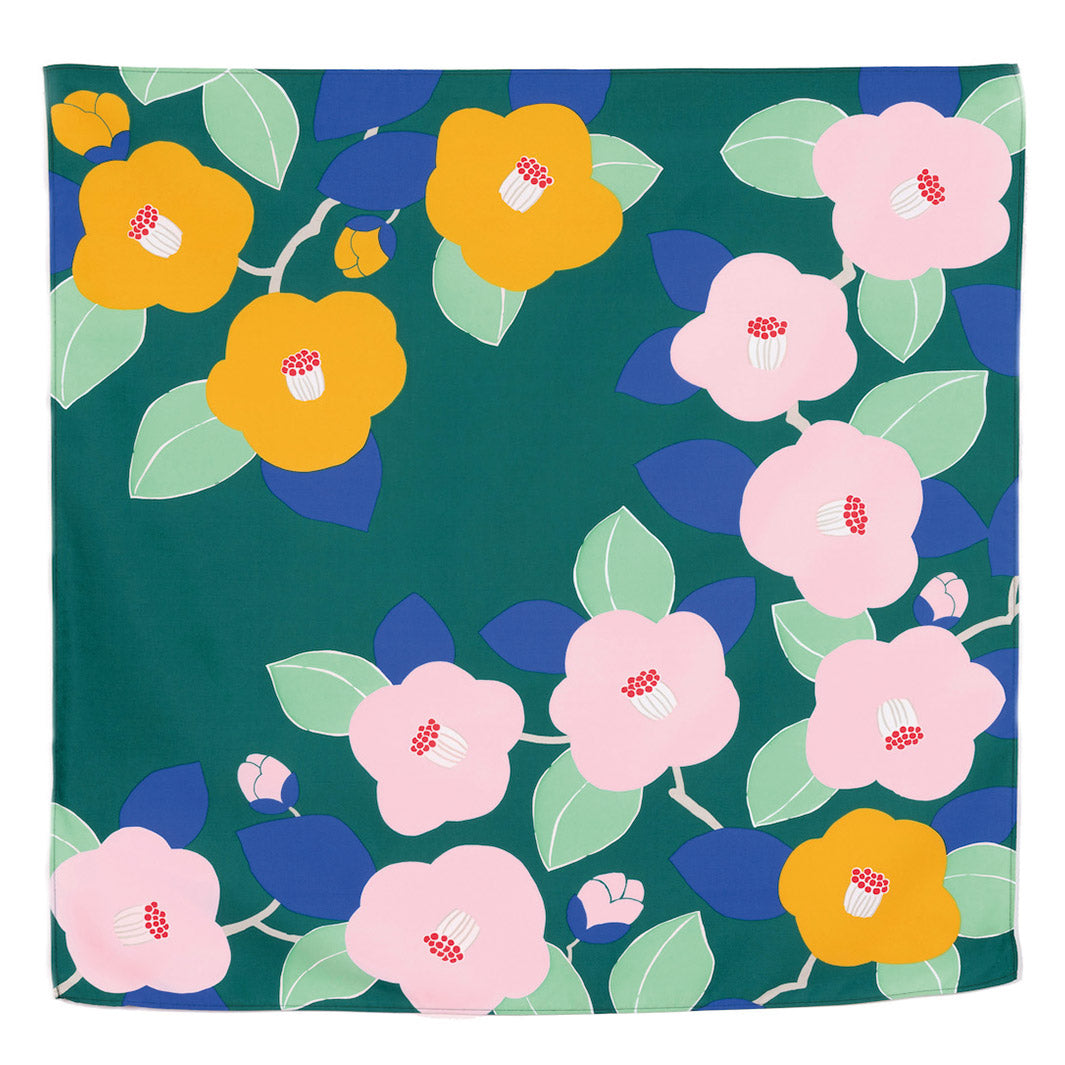 photo packshot du furoshiki 70x70cm aux motifs de camélias « canard » dans les tons vert canard, jaunes, bleus et roses adeline klam x musubi