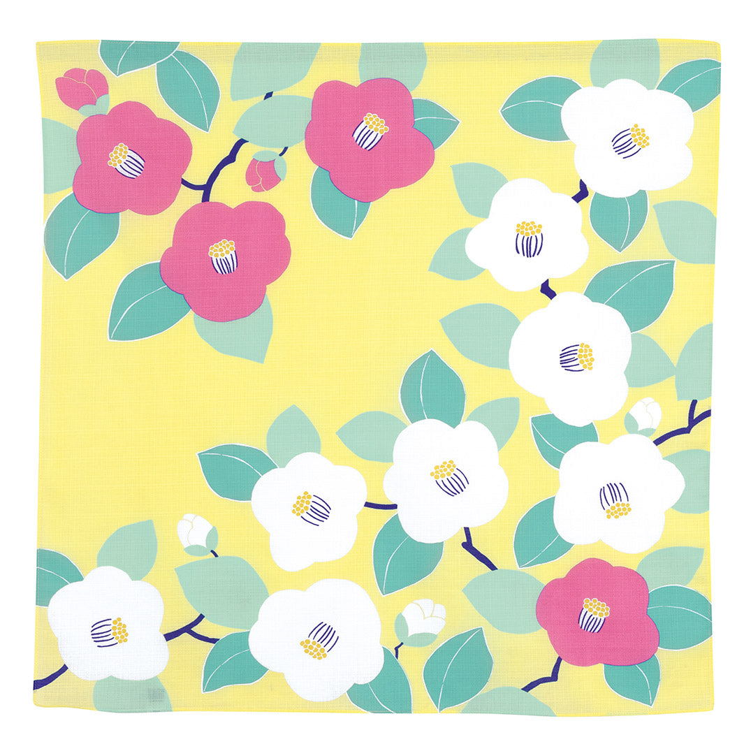 photo packshot à plat du furoshiki au motif de camélias dans les tons jaune clair, vert d'eau et rose pourpre adeline x musubi en 70cm par 70cm