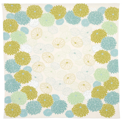 photo packshot du furoshiki 100x100cm aux motifs de chrysanthèmes « mousse » dans les tons beiges, jaune vert, bleu glacier et vert amande adeline klam x musubi