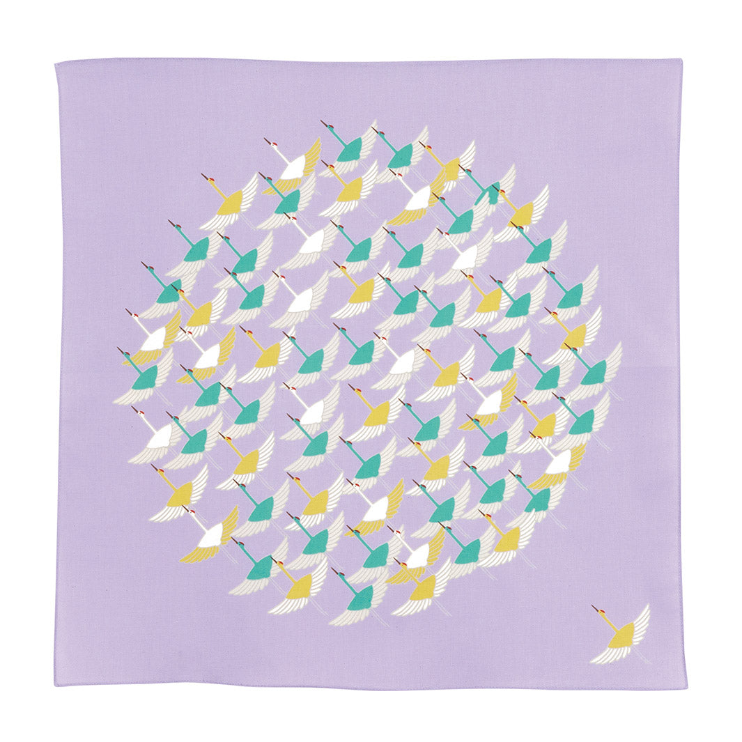 photo packshot à plat du furoshiki au motif d'envolée de grues dans les tons violet lilas, jaune moutarde et vert menthe adeline x musubi en 50cm par 50cm