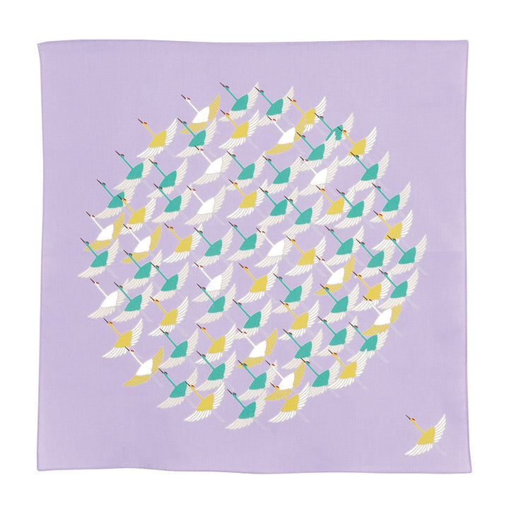 photo packshot à plat du furoshiki au motif d'envolée de grues dans les tons violet lilas, jaune moutarde et vert menthe adeline x musubi en 50cm par 50cm