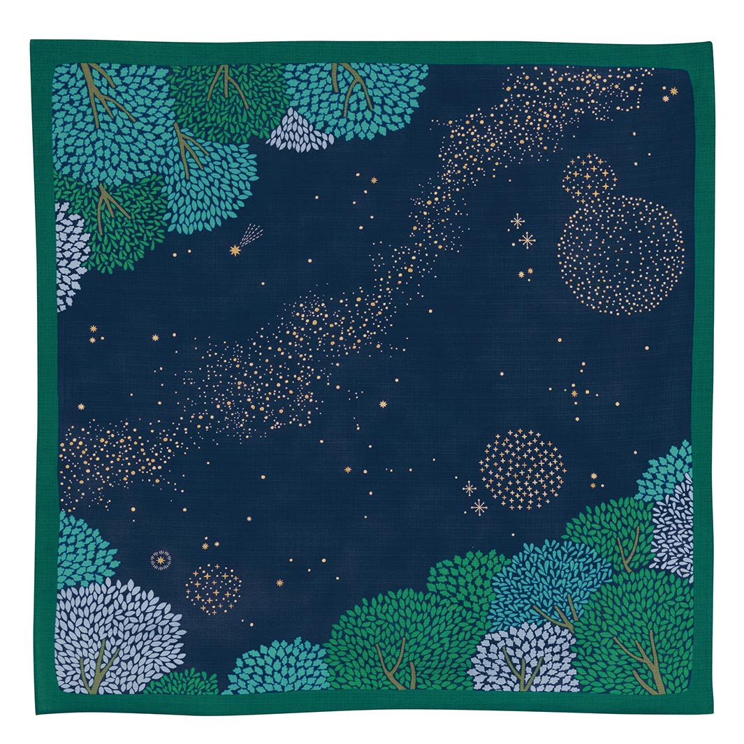 photo packshot à plat du furoshiki au motif de forêt étoilée dans les tons bleu marine et turquoise, verts et violet lavande adeline x musubi en 70cm par 70cm