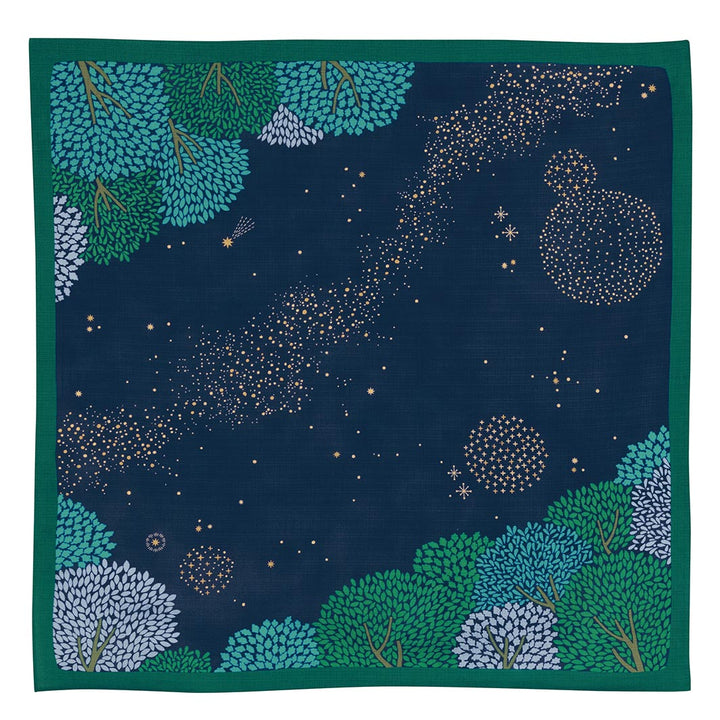 photo packshot à plat du furoshiki au motif de forêt étoilée dans les tons bleu marine et turquoise, verts et violet lavande adeline x musubi en 70cm par 70cm