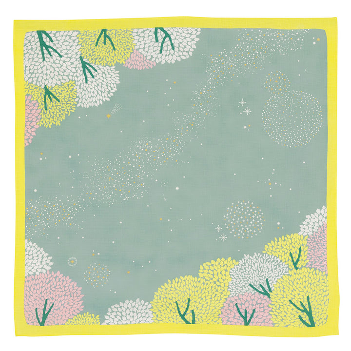 photo packshot à plat du furoshiki au motif de forêt étoilée dans les tons jaune acidulé, vert de gris et roses adeline x musubi en 70cm par 70cm