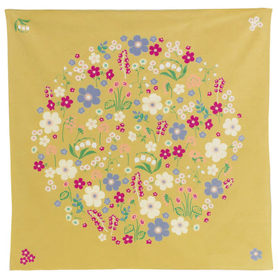 photo packshot du furoshiki 100x100cm aux motifs garden « banane » dans les tons jaune banane adeline klam x musubi