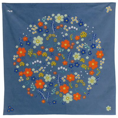 photo packshot du furoshiki 100x100cm aux motifs garden « orage » dans les tons bleu gris foncé adeline klam x musubi