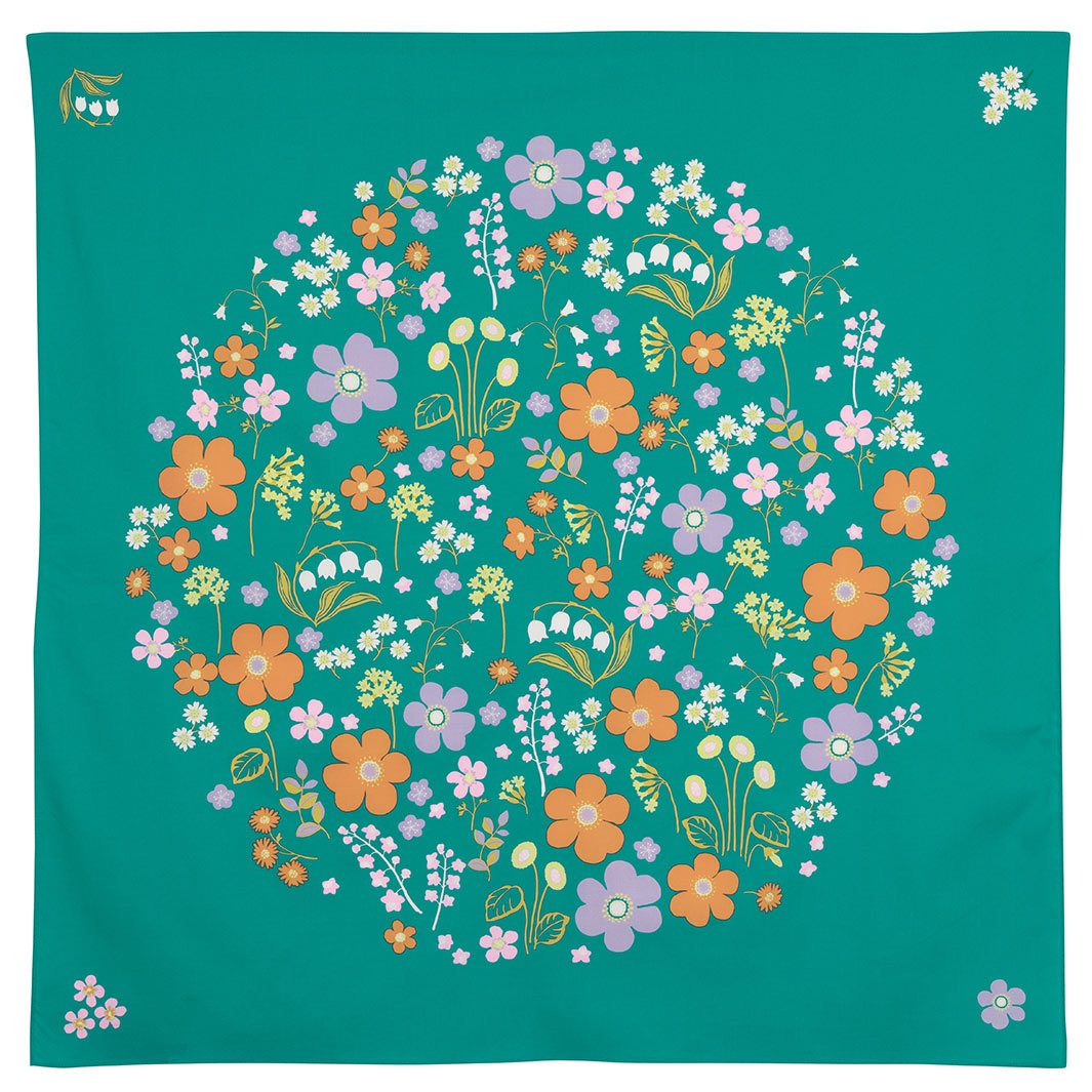 photo packshot à plat du furoshiki « jardin » dans les tons vert canard, jaunes, violet lilas et orange adeline x musubi en 100cm par 100cm