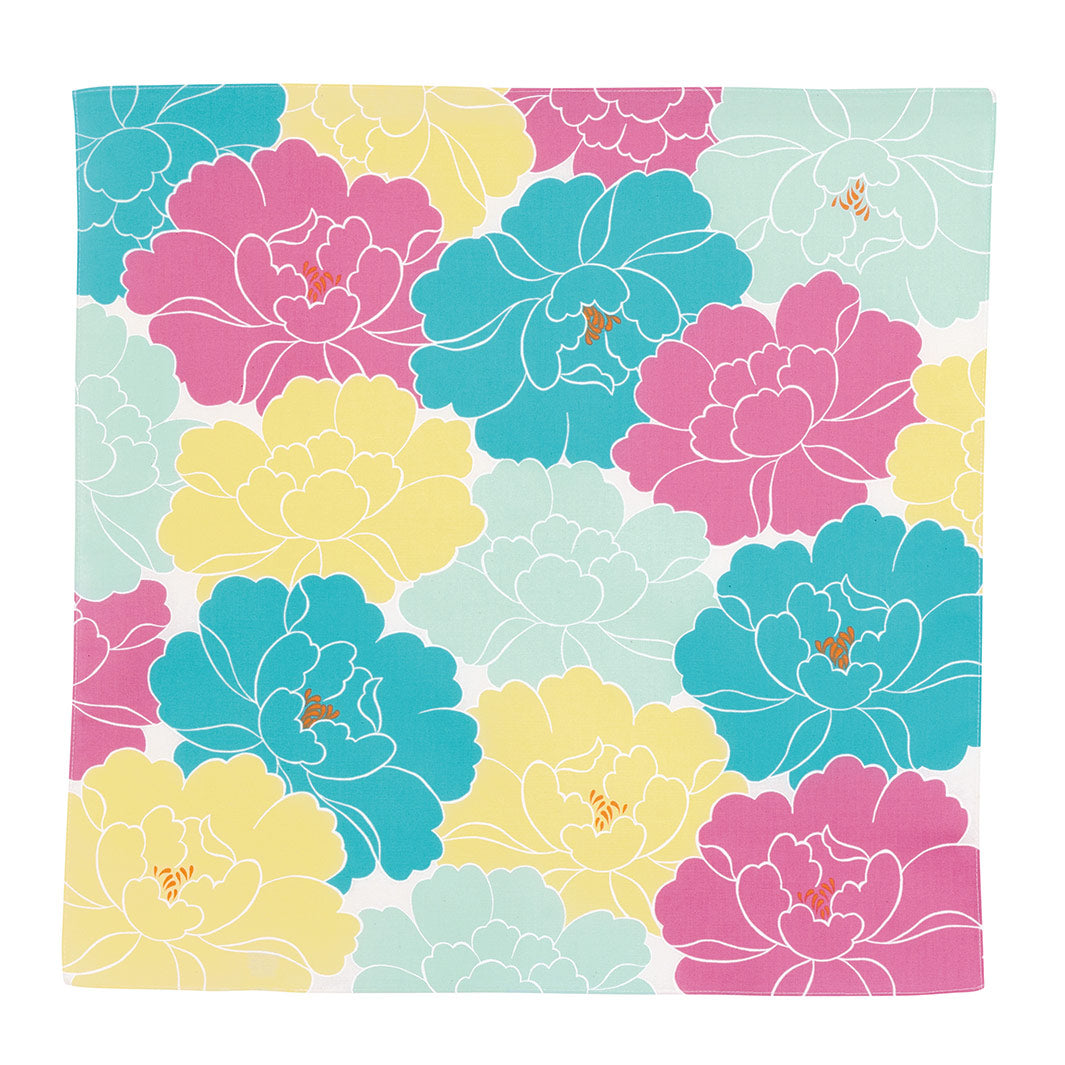 photo packshot à plat du furoshiki au motif de pivoines dans les tons jaunes, bleu turquoise, rose pourpre et gris vert adeline x musubi en 50cm par 50cm