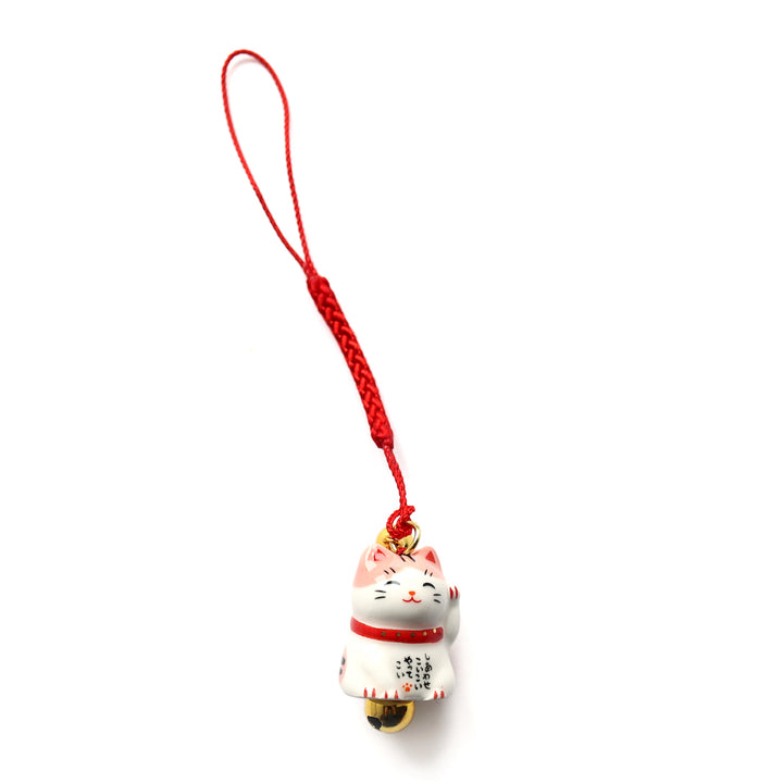 photo packshot du grigri à suspendre en forme de chat maneki-neko moucheté rose et blanc