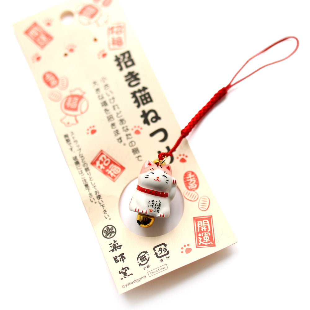 photo packshot du packaging du grigri à suspendre en forme de chat maneki-neko moucheté rose et blanc