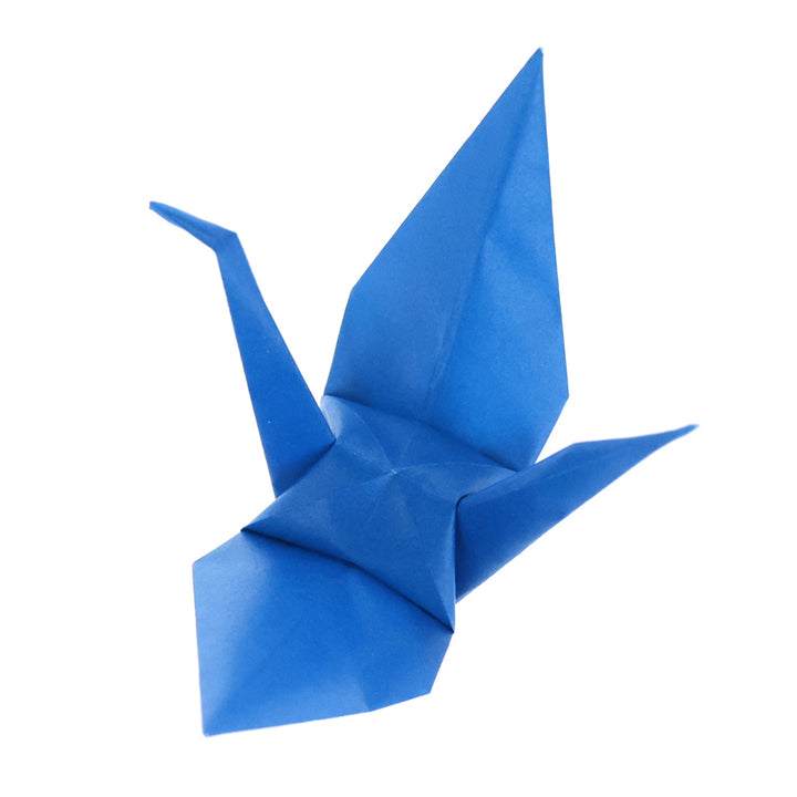 photo packshot d'une grue montée du set de 100 papiers origami unis bleu saphir toyo