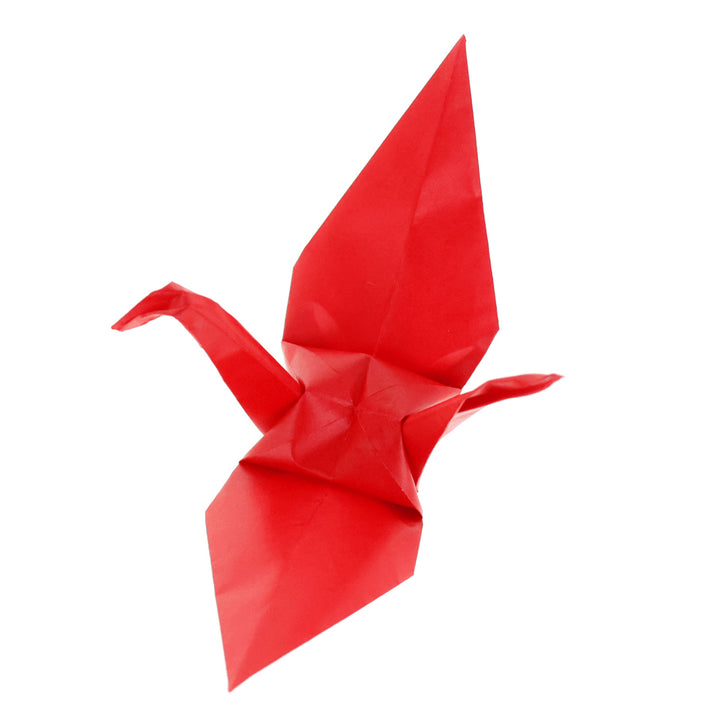 photo packshot d'une grue montée du set de 100 papiers origami unis rouge cerise toyo