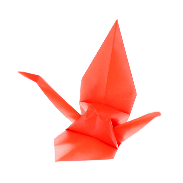 photo packshot d'une grue montée du set de 100 papiers origami unis rouge tomato toyo