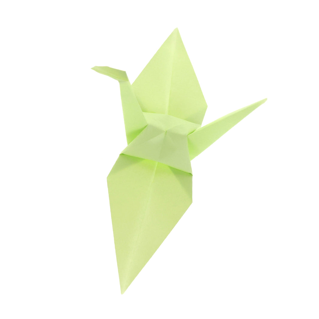 photo packshot d'une grue montée du set de 100 papiers origami unis vert pistache toyo