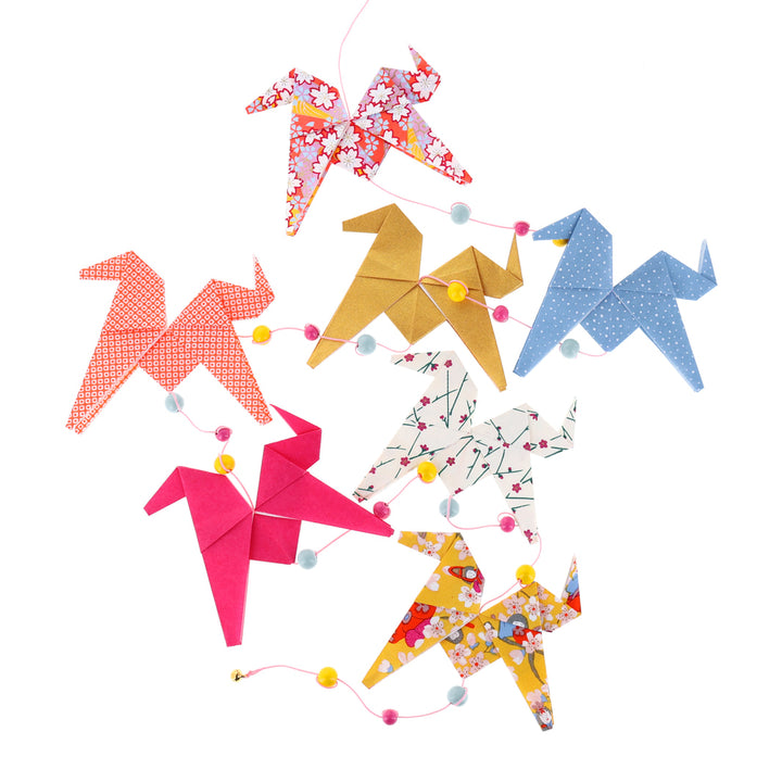 photo packshot de la guirlande montée du kit guirlande de chevaux en origami dans les jaune moutarde, corail, rose fuchsia et bleu gris « fruité » A14 adeline klam 