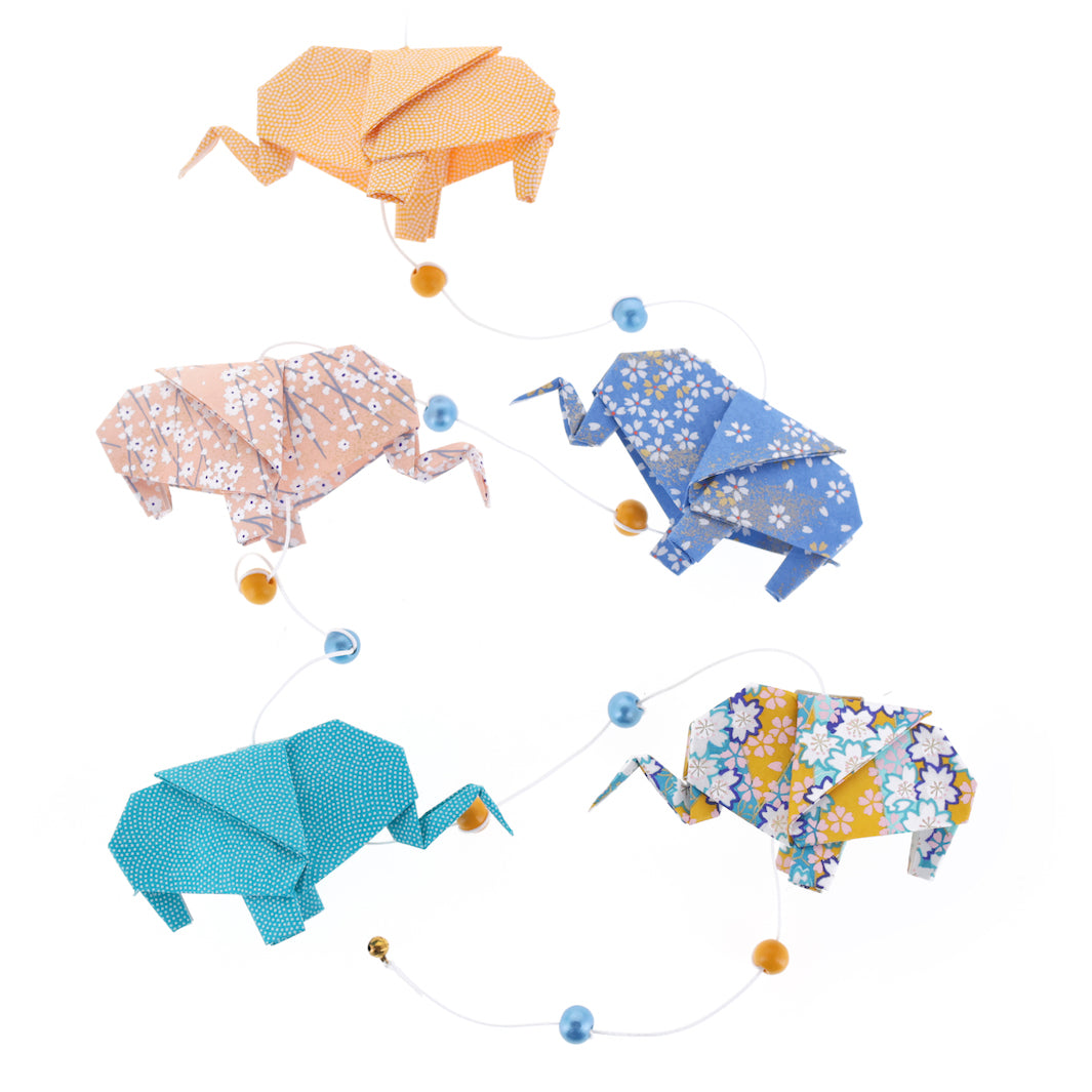 photo packshot de la guirlande montée du kit guirlande d'éléphants en origami dans les tons jaune safran, bleu pervenche, rose clair et bleu canard de la gamme « bombay » adeline klam