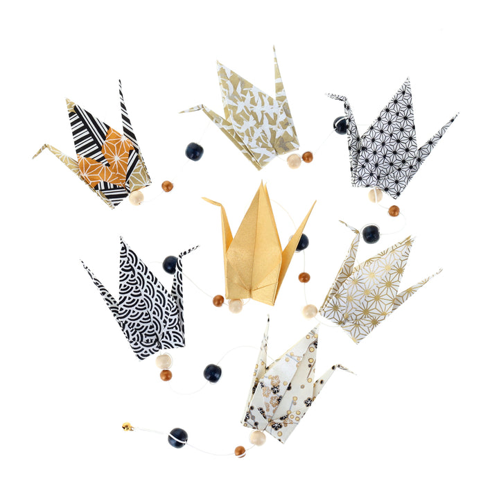 photo packshot de la guirlande montée du kit guirlande de grues en origami dans les tons blanc crème, noirs et dorés « manuscrit » S4 adeline klam 